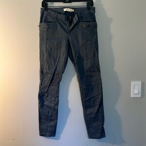 H&M NAVY SKINNY JEANS WITH ZIPPER DETAIL ON ANKLE & POCKETS. SIZE 8